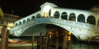 Beni culturali: graffiti sul Ponte di Rialto a Venezia