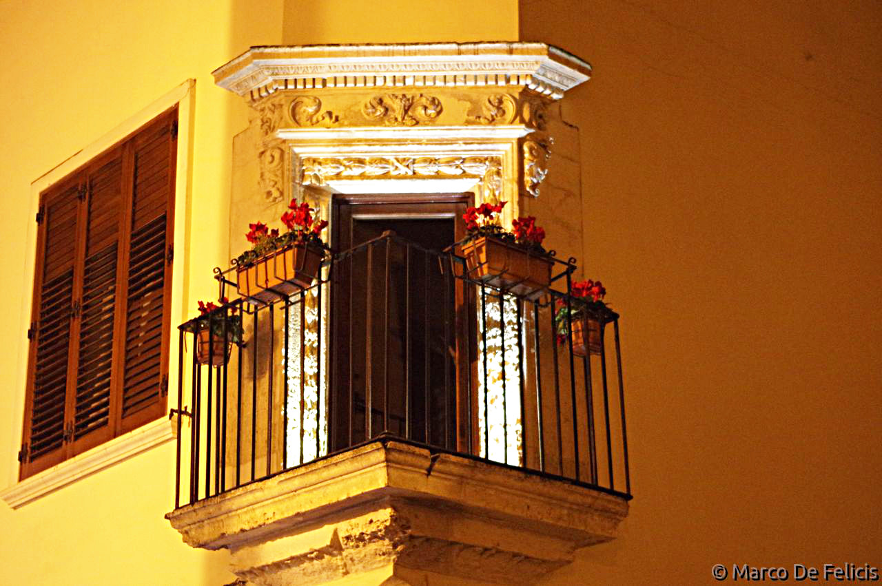 Via degli Acaya, finestra angolare