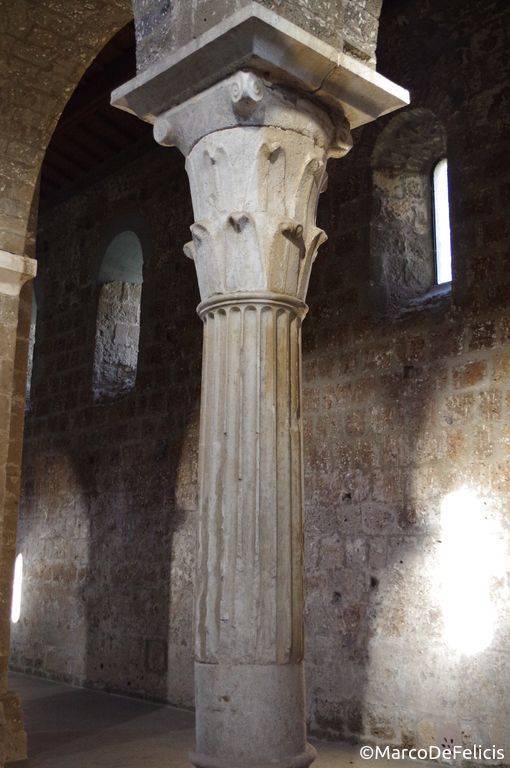 Santa Maria in Falleri, capitello a foglie d'acqua