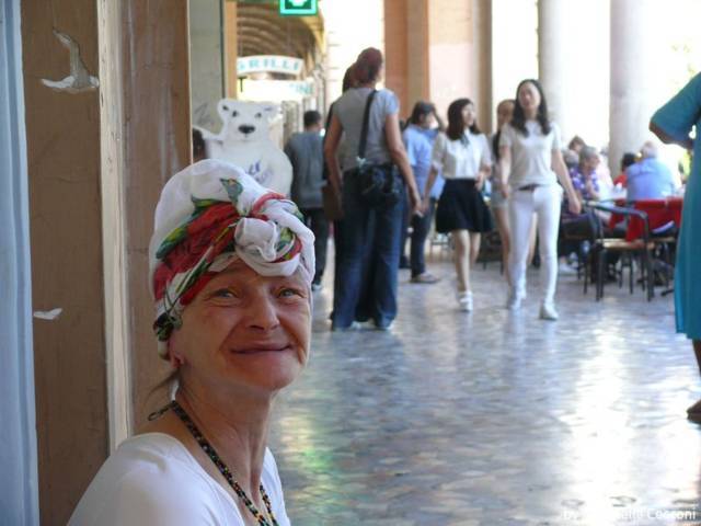 Sotto i portici di piazza Vittorio: un sorriso