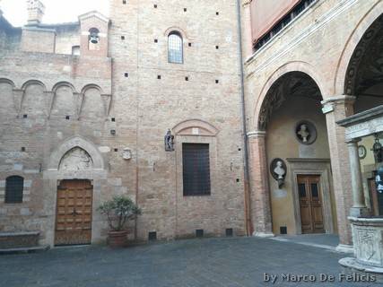 Palazzo Chigi-Saracini, cortile