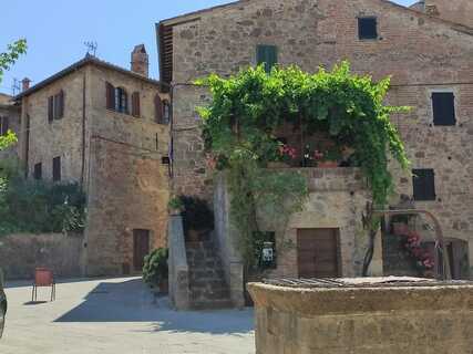 Monticchiello borgo medievale, piazza nel centro storico