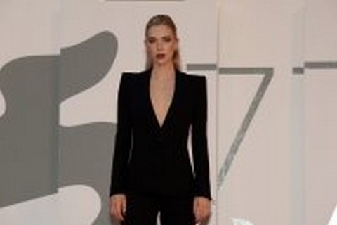Red Carpet - THE WORLD TO COME - Vanessa Kirby (1) (Credits La Biennale di Venezia, photo Giorgio Zucchiatti)