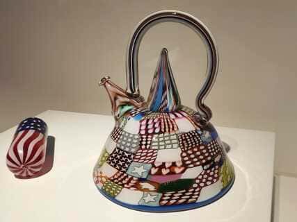 Richard Marquis, Stars and Stripes Acid Capsule #4 1969-1970 (realizata da Marquis alla Venini & C., Murano) e Crazy Quilt Teapot 1985, vetro fuso e soffiato, tecnica murrina