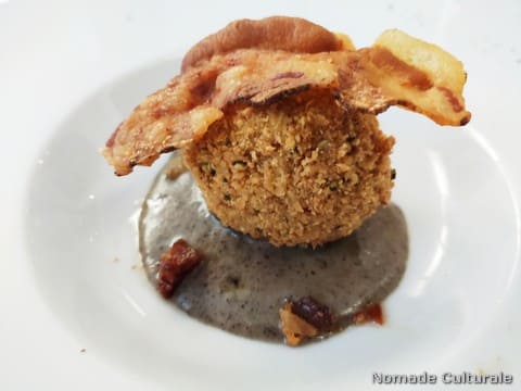 BioUovo Fritto (Barzotto) su crema di tartufo nero estivo e chips di guanciale