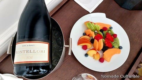 Omaggio di benvenuto con frutta fresca e bollicine