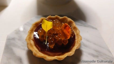 Tartelletta con mousse di trota e le sue uova, gelatina di rapa e aceto balsamico